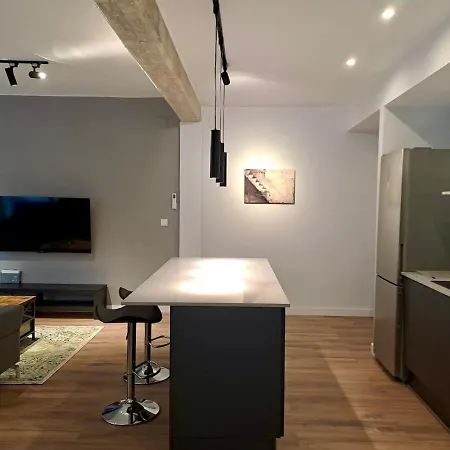 Amazing Bright And Recently Remodeled Lägenhet
